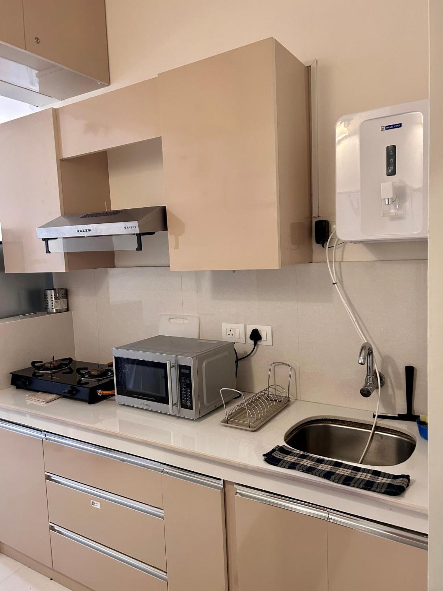 Good Stay Pool View Stylish Studio Apartment,6Km From Airport, 307 达波林 外观 照片