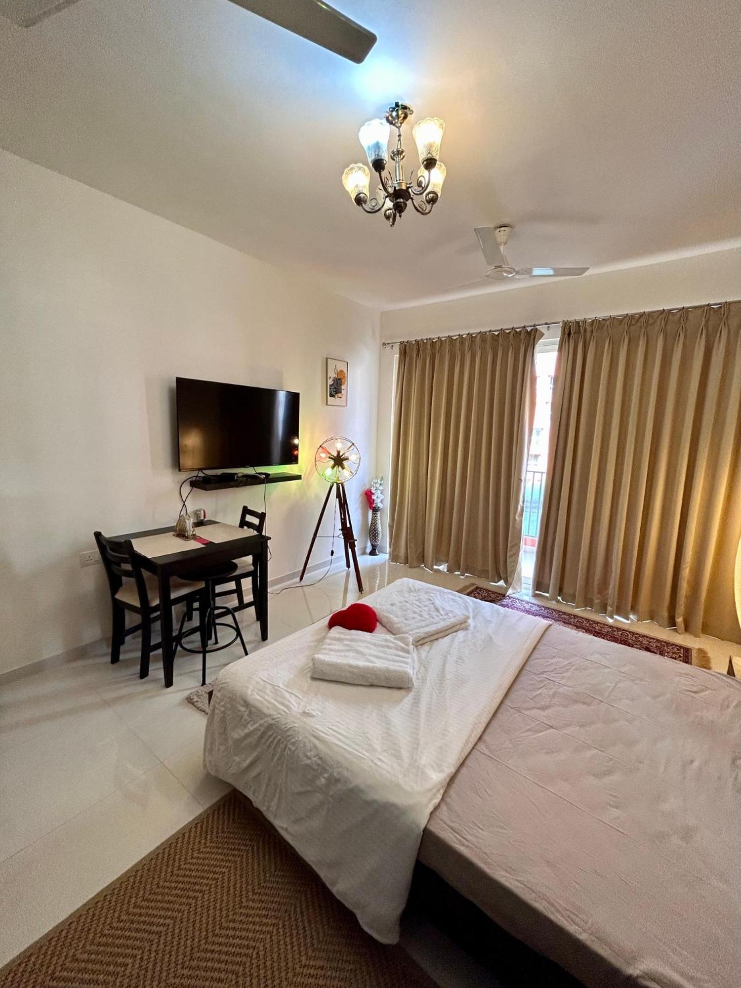 Good Stay Pool View Stylish Studio Apartment,6Km From Airport, 307 达波林 外观 照片