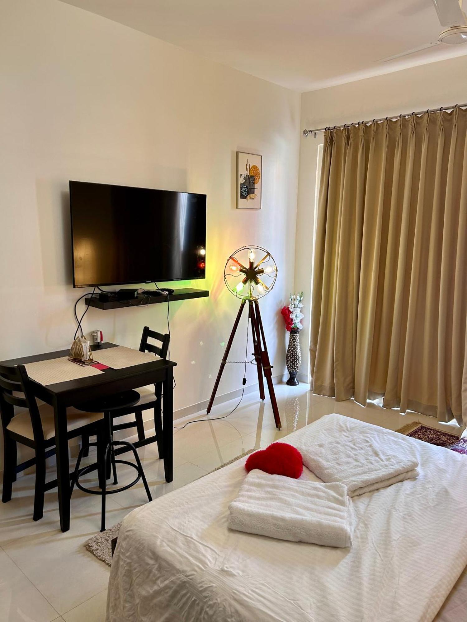 Good Stay Pool View Stylish Studio Apartment,6Km From Airport, 307 达波林 外观 照片